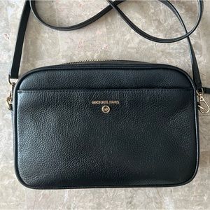 USED Black MK crossbody with gold hardware.